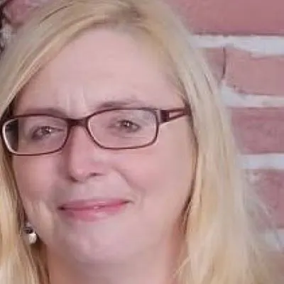 author Joyce Farinella profile photo
