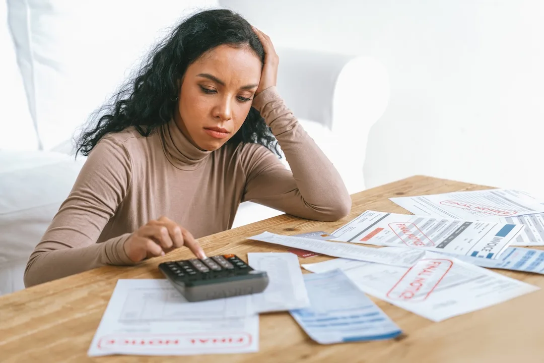 Woman crunches numbers for budget and debt payoff